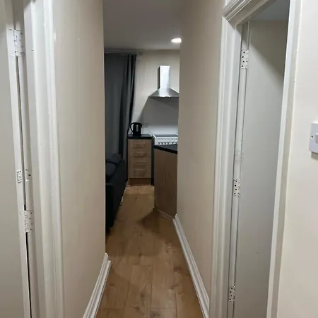 Modern Flat Near Centre 3 Bristol
